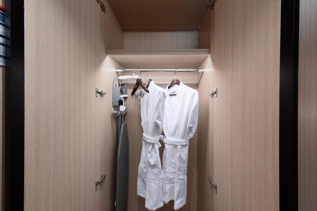 Superior Twin Room room - Image 3