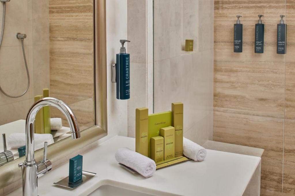 Deluxe Twin Room with Partial Haram View room - Image 3