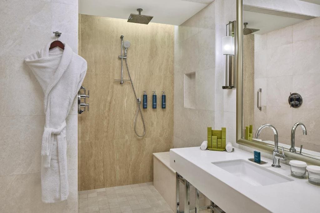 Deluxe Twin Room with Partial Haram View room - Image 2