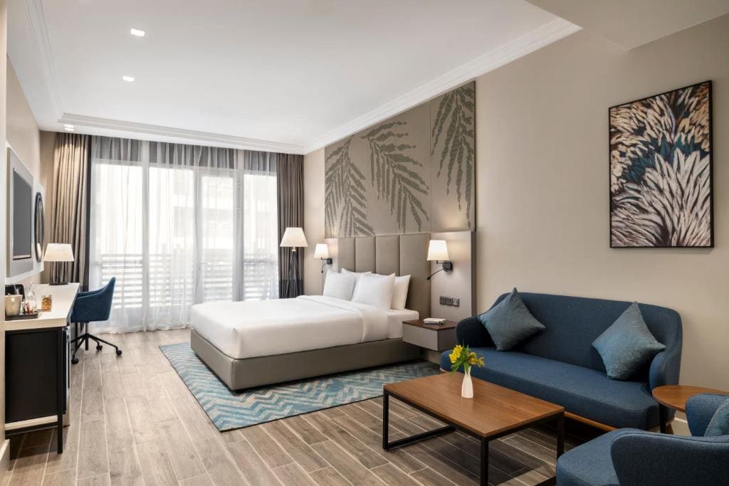 Junior King Suite with Two Sofa Beds room - Image 3