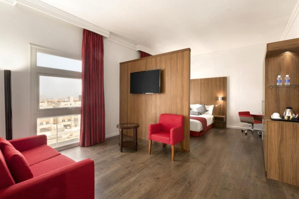 Queen Suite - Smoking room - Image 3