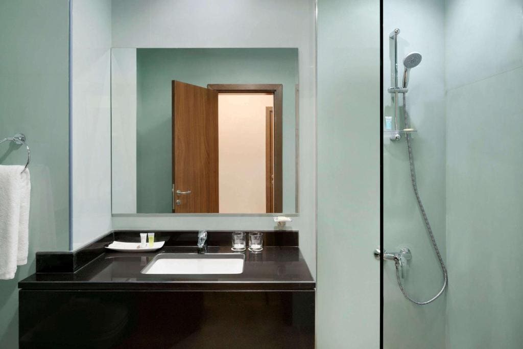 Twin Room with Two Twin Beds - Non-Smoking room - Image 2