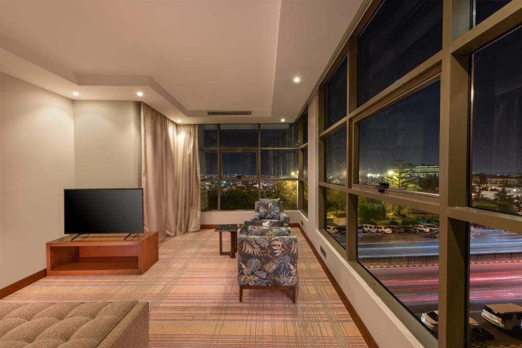 Queen Suite room - Image 2