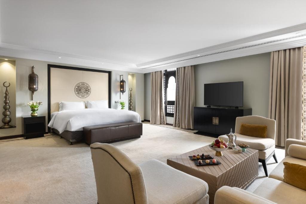 Deluxe Club Room,1 King Bed room - Image 3