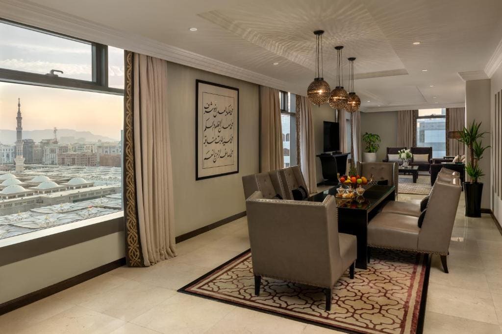 Deluxe Club Room,1 King Bed room - Image 2