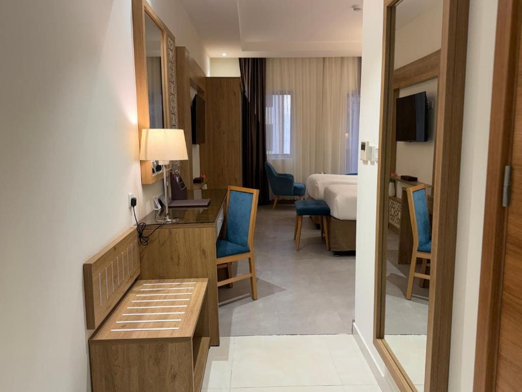 Deluxe Twin Accessible Room room - Image 3