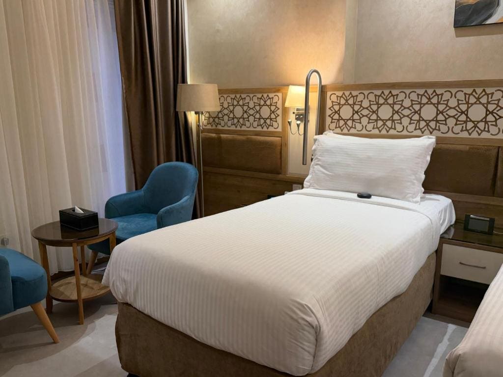 Deluxe Twin Accessible Room room - Image 1