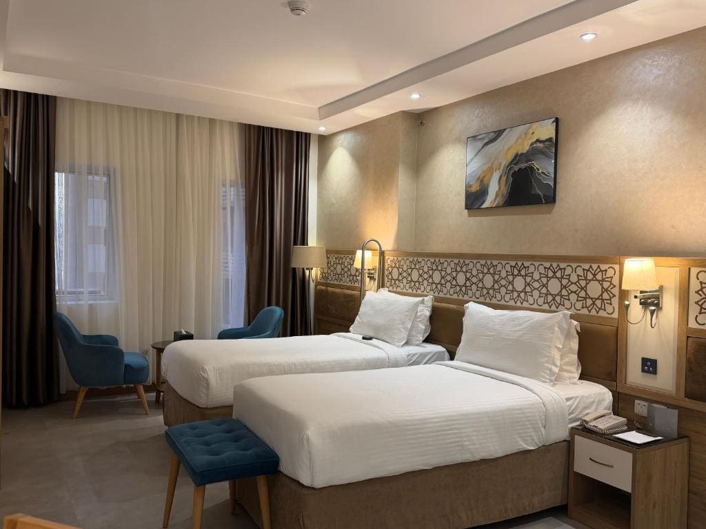 Deluxe Twin Accessible Room room - Image 2