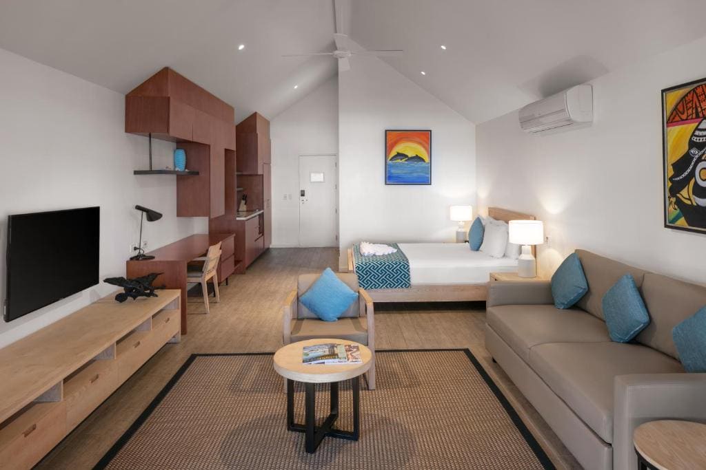Luxury Waterfront Villa room - Image 2