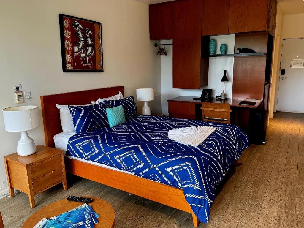Luxury Waterfront Villa room - Image 1