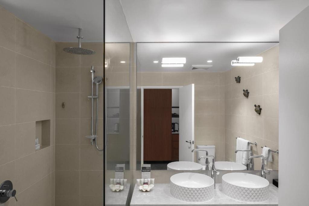 Luxury Waterfront Villa room - Image 3
