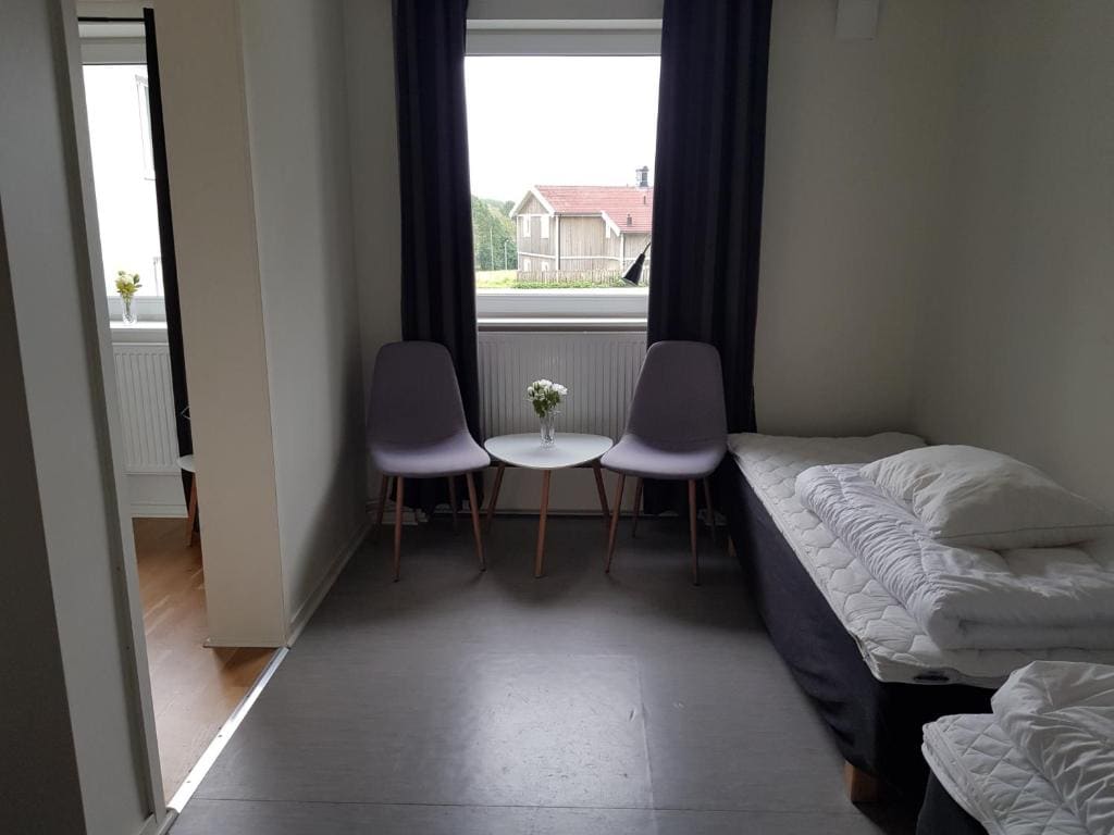 Family Room with Shared Bathroom room - Image 1