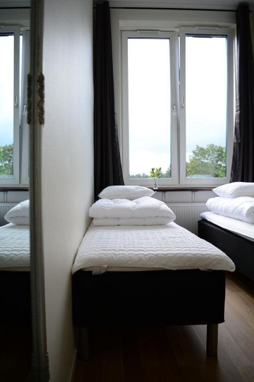 Twin Room with Shared Bathroom room - Image 3