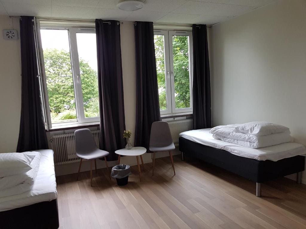Twin Room with Shared Bathroom room - Image 2