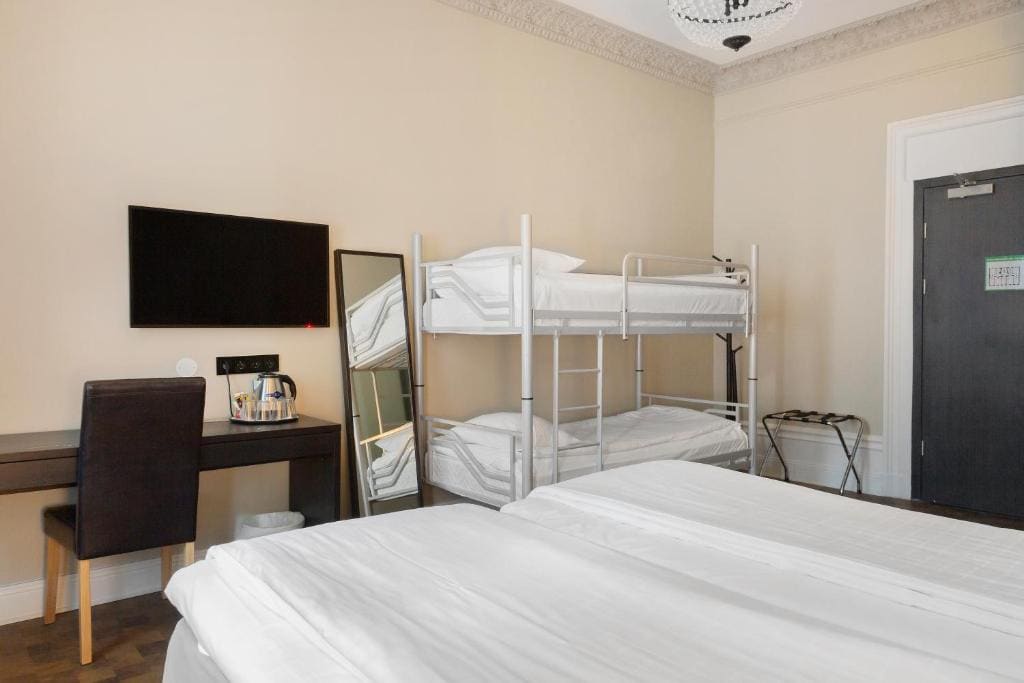 Family Room with One Queen Bed and Bunk Beds - Non-Smoking room - Image 3