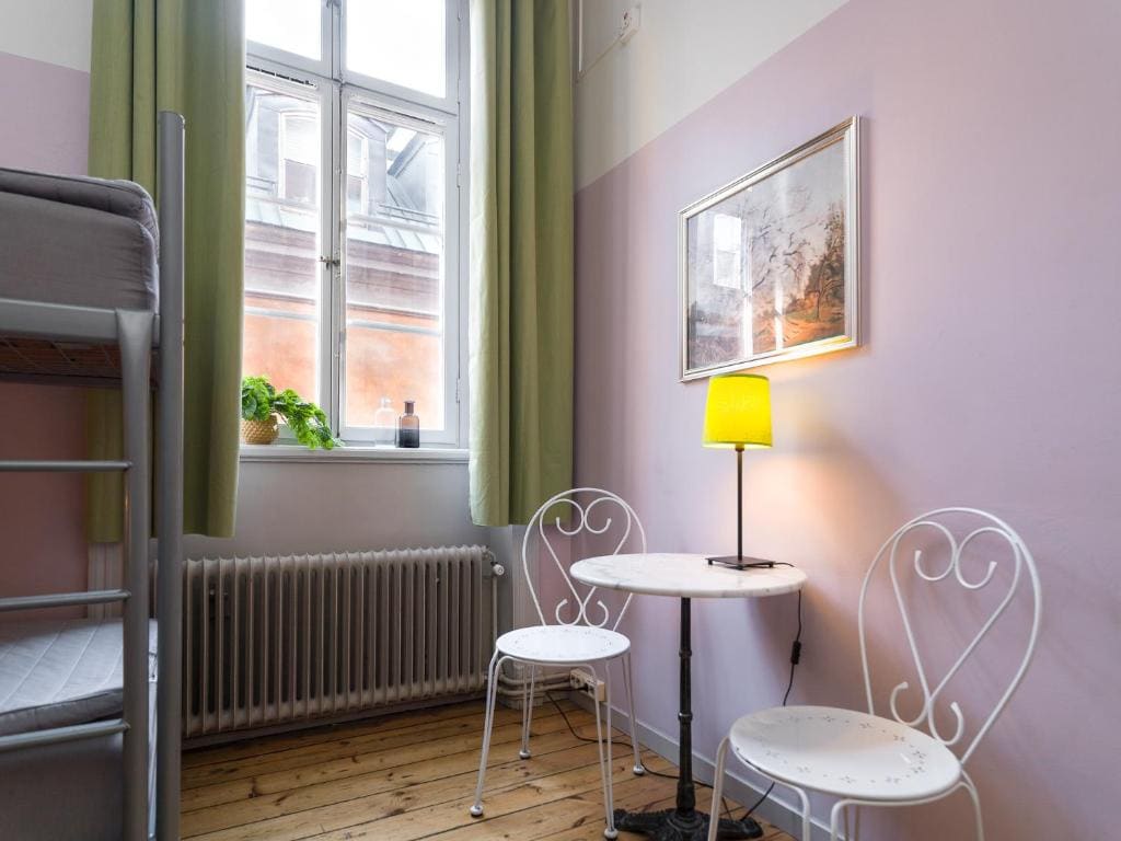 Quadruple Room with Shared Bathroom - quiet street view room - Image 2