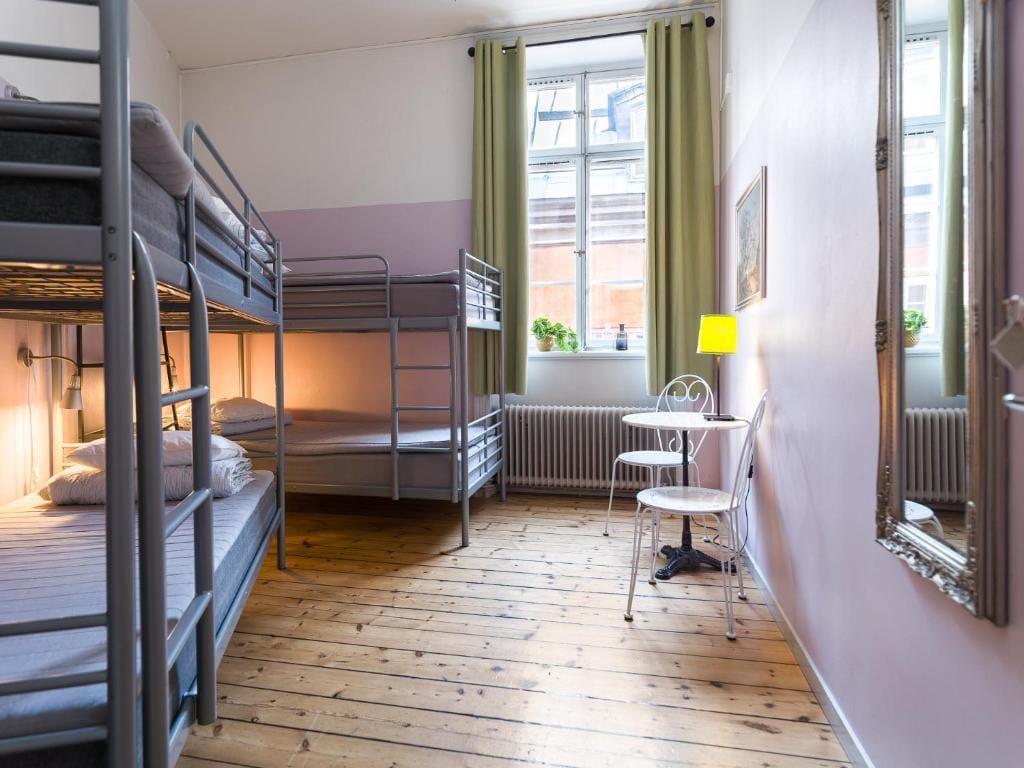 Quadruple Room with Shared Bathroom - quiet street view room - Image 1