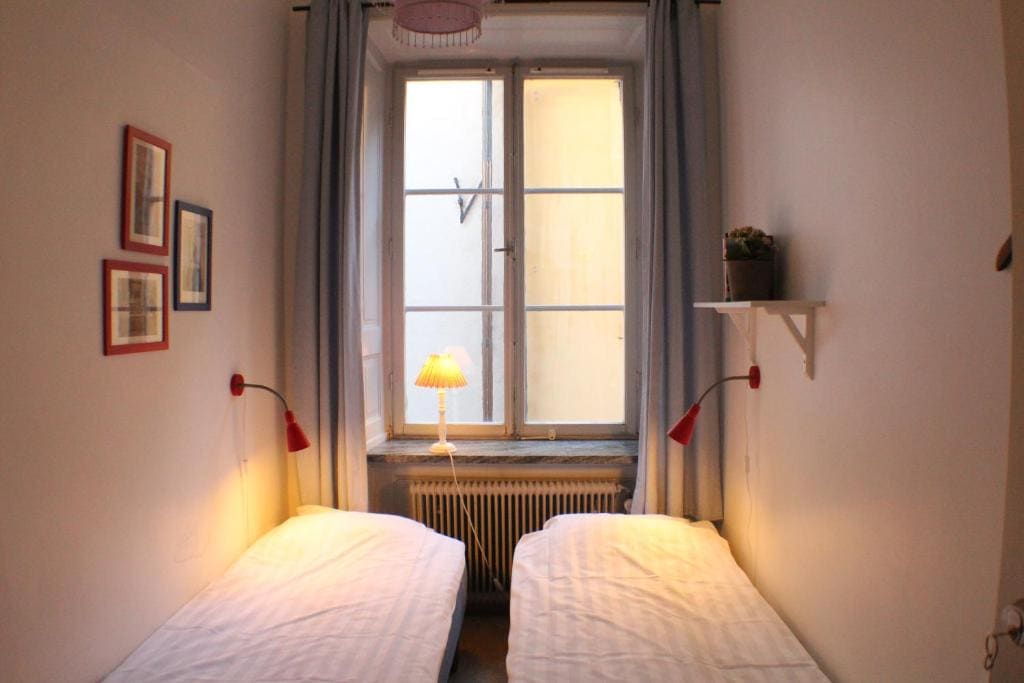Small Twin Room with Shared Bathroom - quiet street view room - Image 1