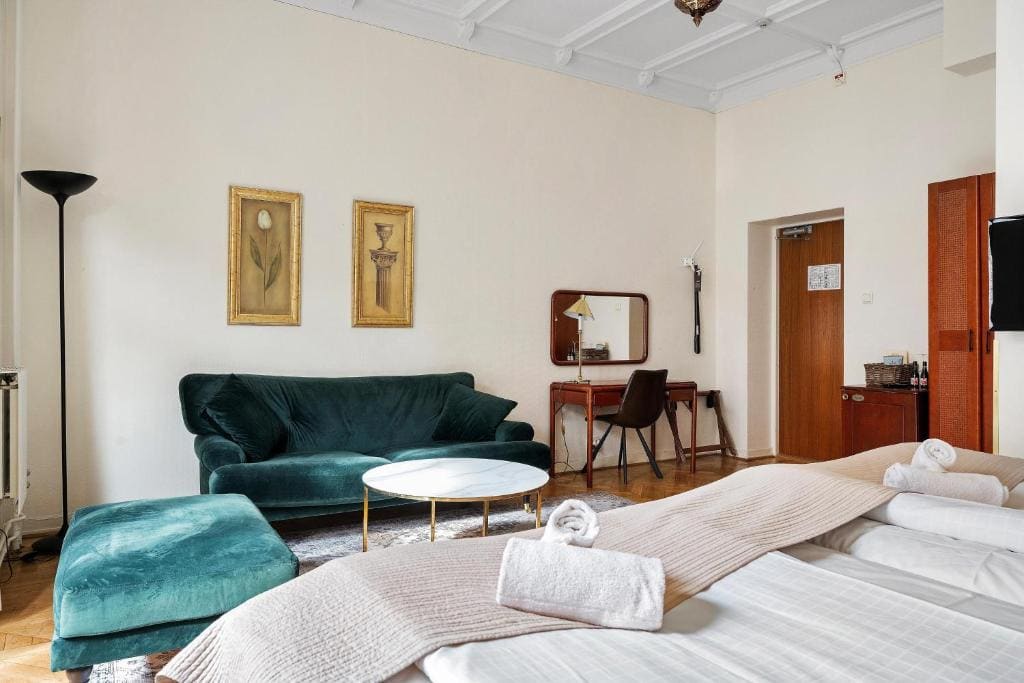 Deluxe King Room - Non-Smoking room - Image 2