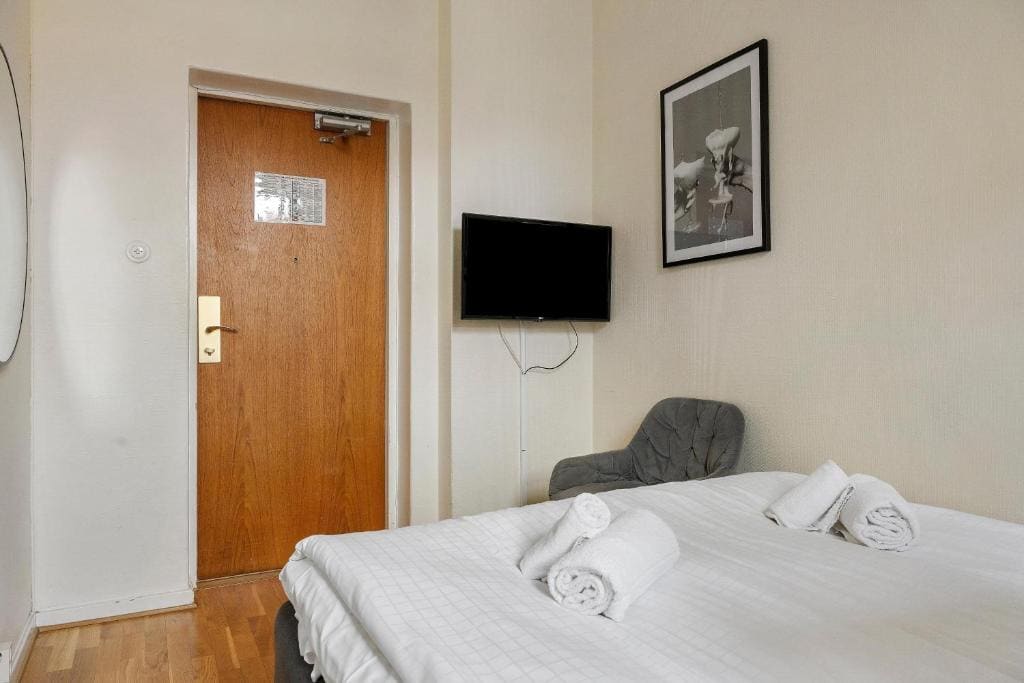 Economy Queen Room - Non-Smoking room - Image 2