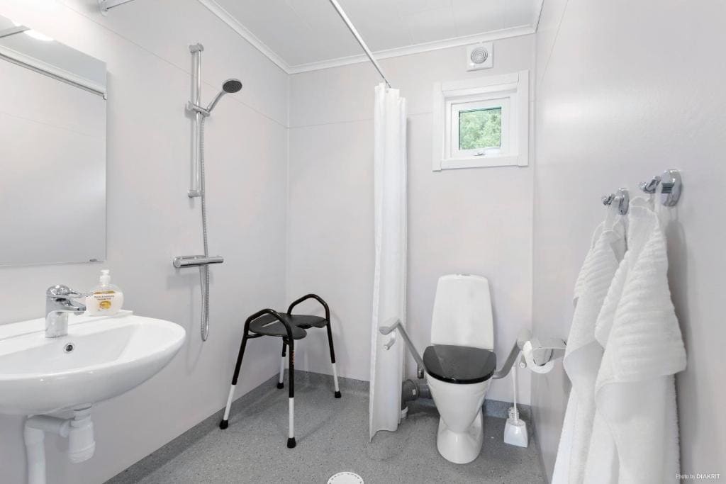 One-Bedroom Cottage room - Image 2