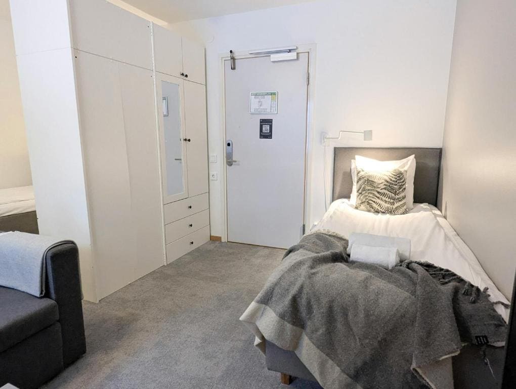 Twin Room with Private External Bathroom room - Image 3