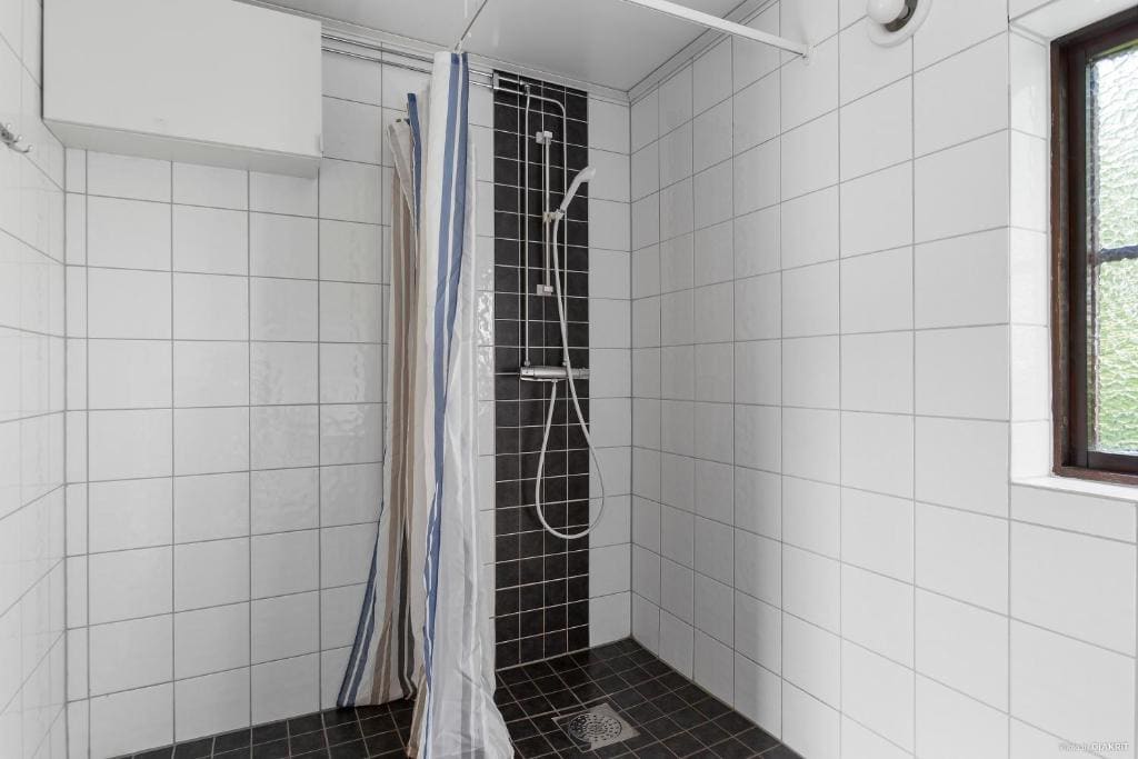 One-Bedroom House room - Image 2