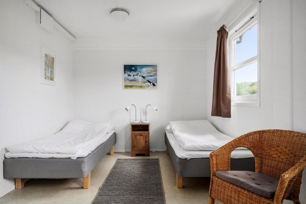 Standard Twin Room with Shared Bathroom room - Image 3