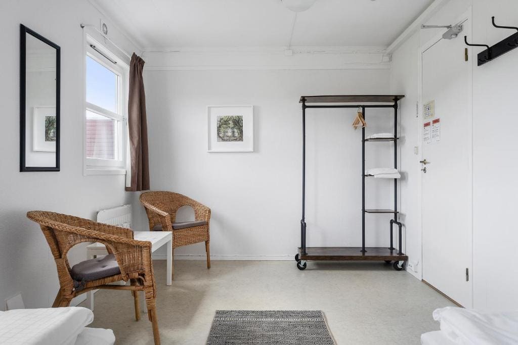 Standard Twin Room with Shared Bathroom room - Image 2