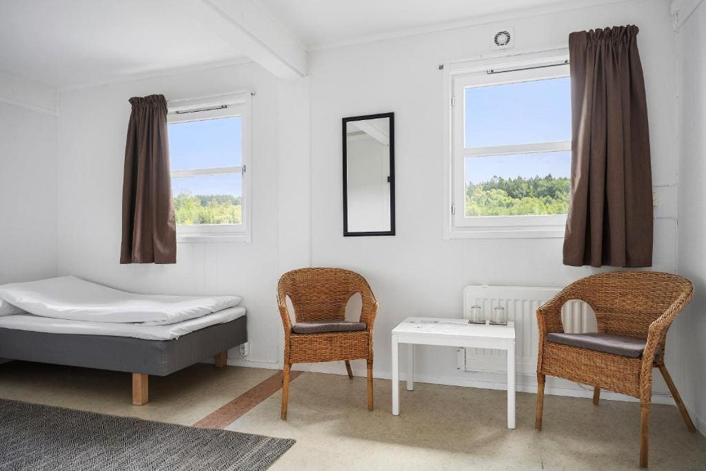 Standard Twin Room with Shared Bathroom room - Image 1
