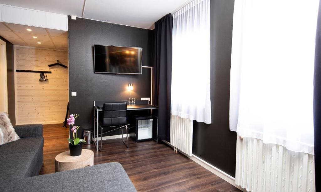 Superior Family Room room - Image 2