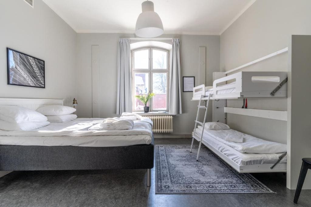 Quadruple Room with Shared Bathroom room - Image 3