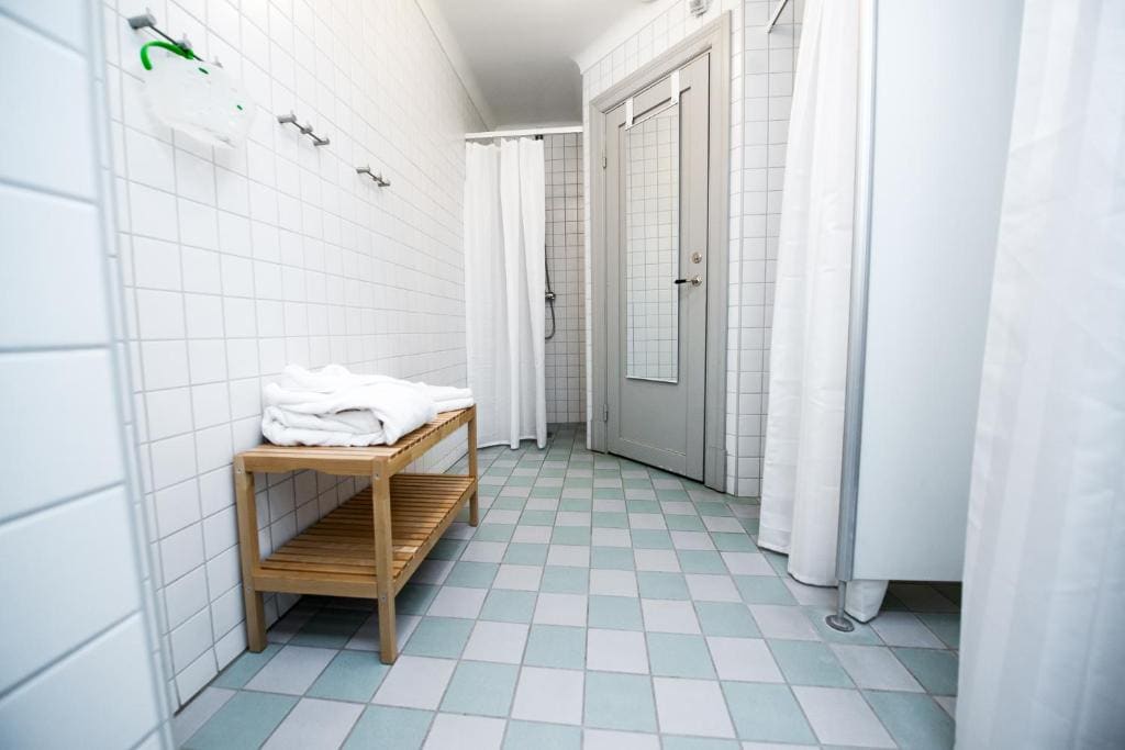 Single Room with Shared Bathroom room - Image 3