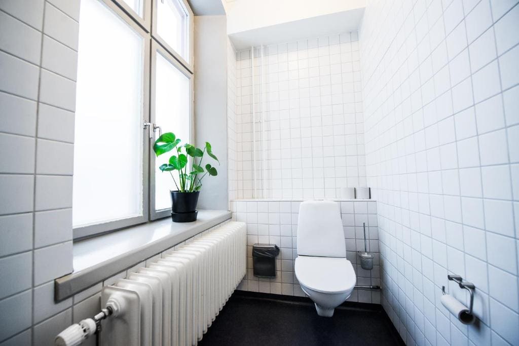 Single Room with Shared Bathroom room - Image 2