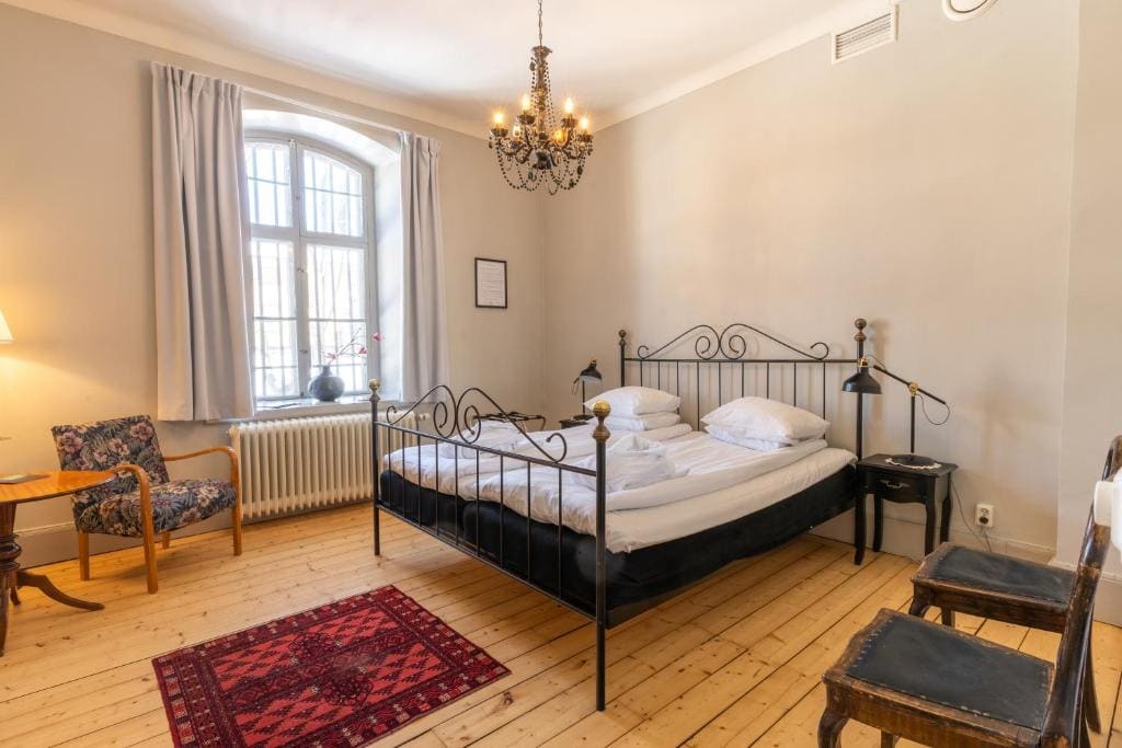 Standard Double Room with Shared Bathroom room - Image 2