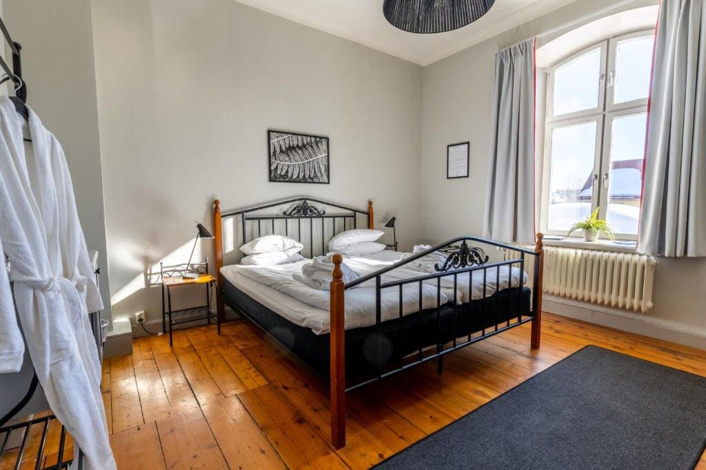 Standard Double Room with Shared Bathroom room - Image 3