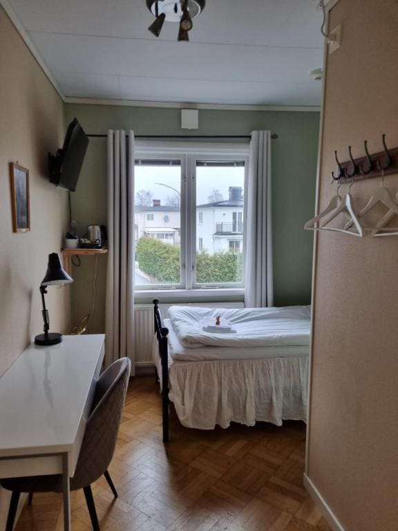 Small Single Room room - Image 1