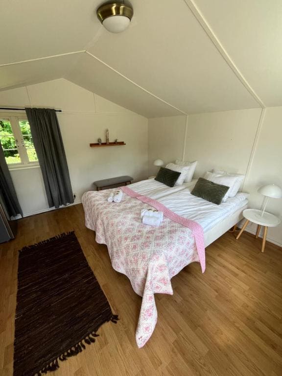 Cottage with Shared Bathroom room - Image 3