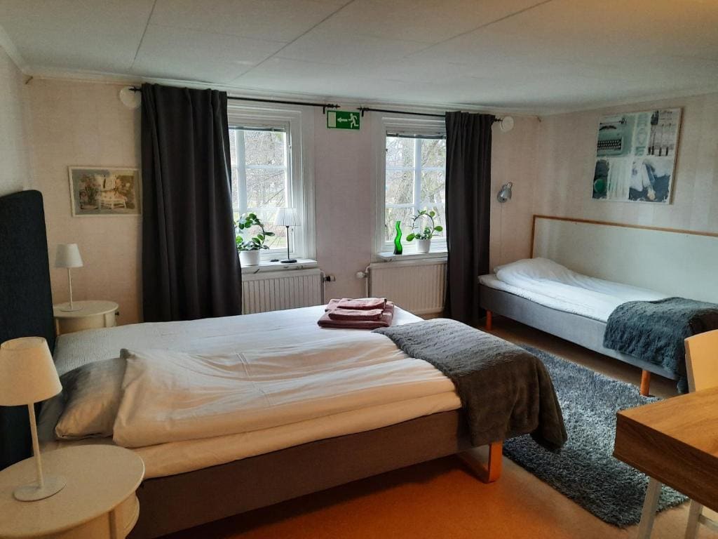 Twin Room with Shared Bathroom room - Image 1
