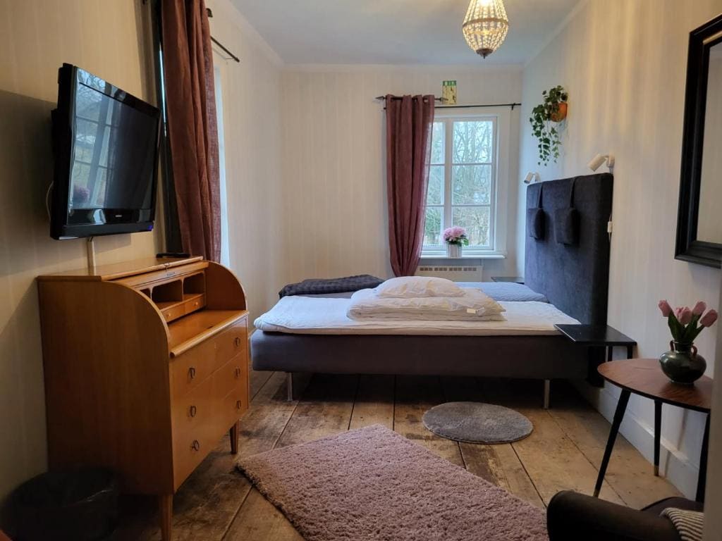Twin Room with Shared Bathroom room - Image 2