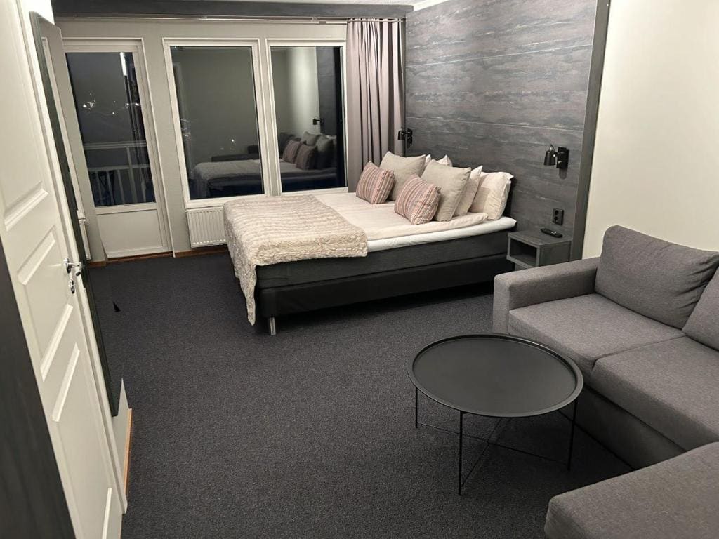 Family Room with Balcony room - Image 3