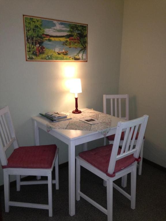 Family Room with Shared Bathroom room - Image 1