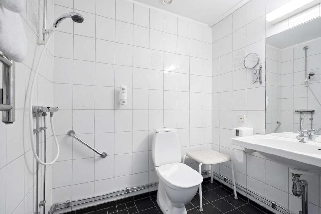 Standard Twin Room - Disability Access room - Image 3