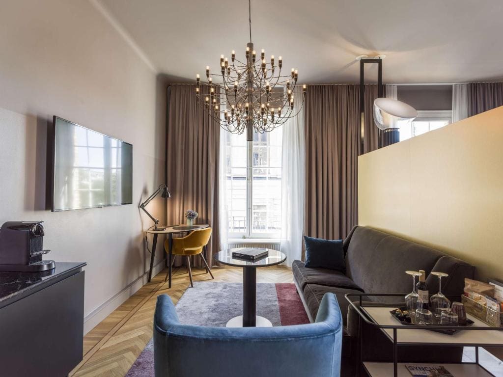 Junior Suite with City View room - Image 2