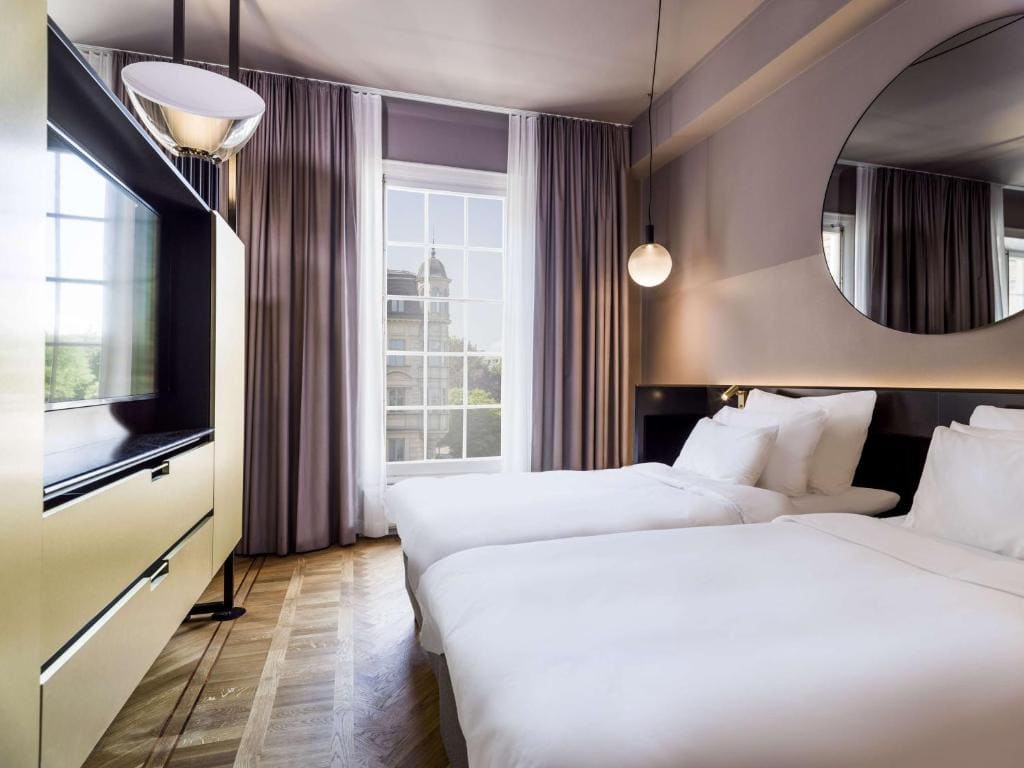 Junior Suite with City View room - Image 3
