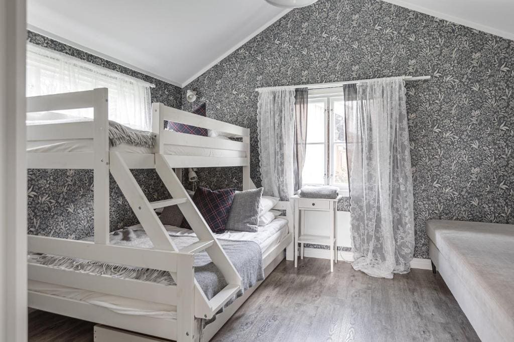 One-Bedroom Cottage room - Image 2