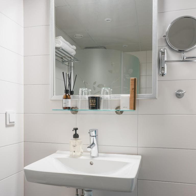 Standard Twin Room room - Image 3