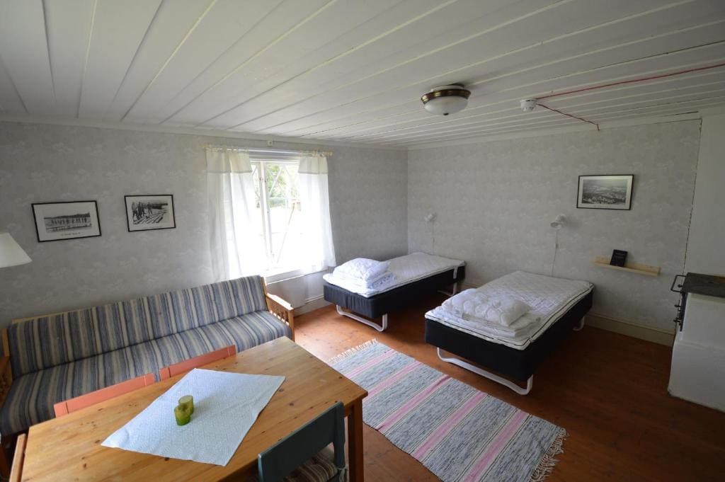 Double Room with Shared Toilet room - Image 3