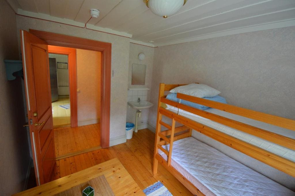 Small Twin Room room - Image 3