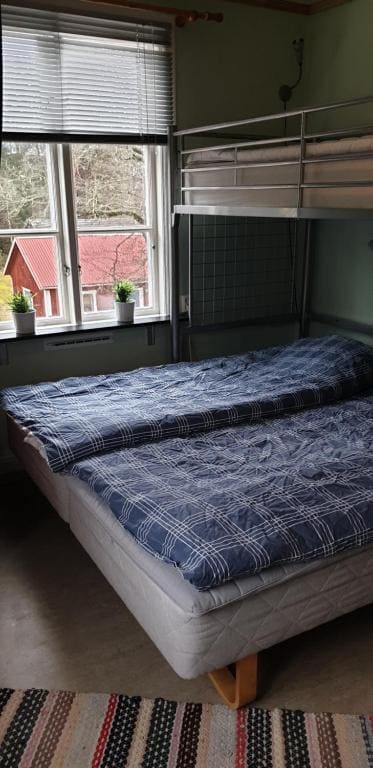 Basic Triple Room with Shared Bathroom room - Image 1